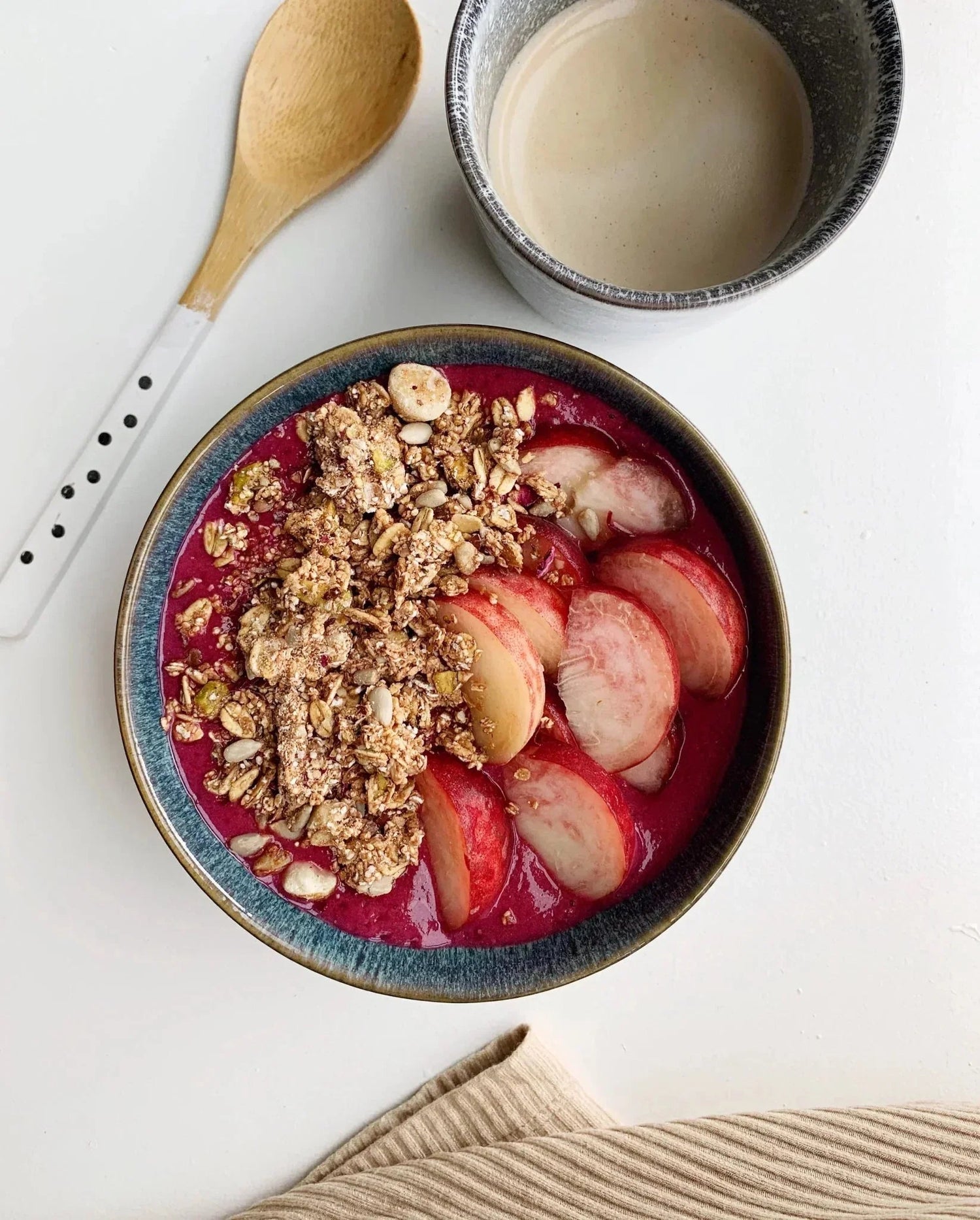 Smoothie Bowl Recipe (Summer + Topping Ideas) - Naturally Granola